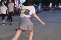 小姐姐打滑,小姐姐的惊险打滑记